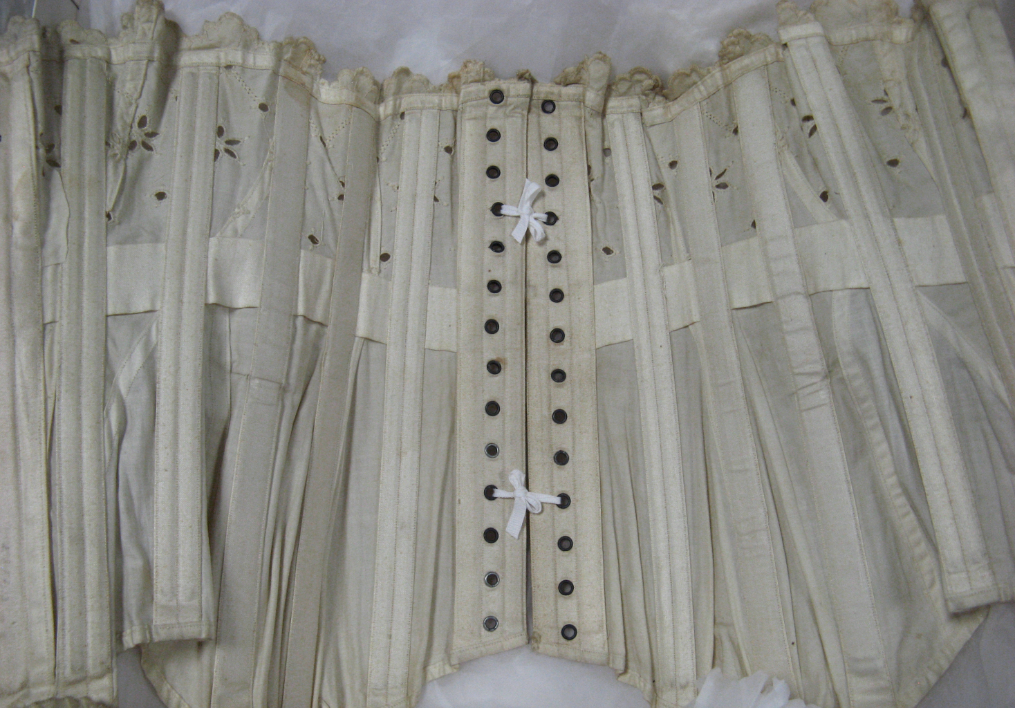1905 Tropical lawn corset. Photo by Morúa. Used with permission of Leicestershire County Council Museum Services, Symington Collection